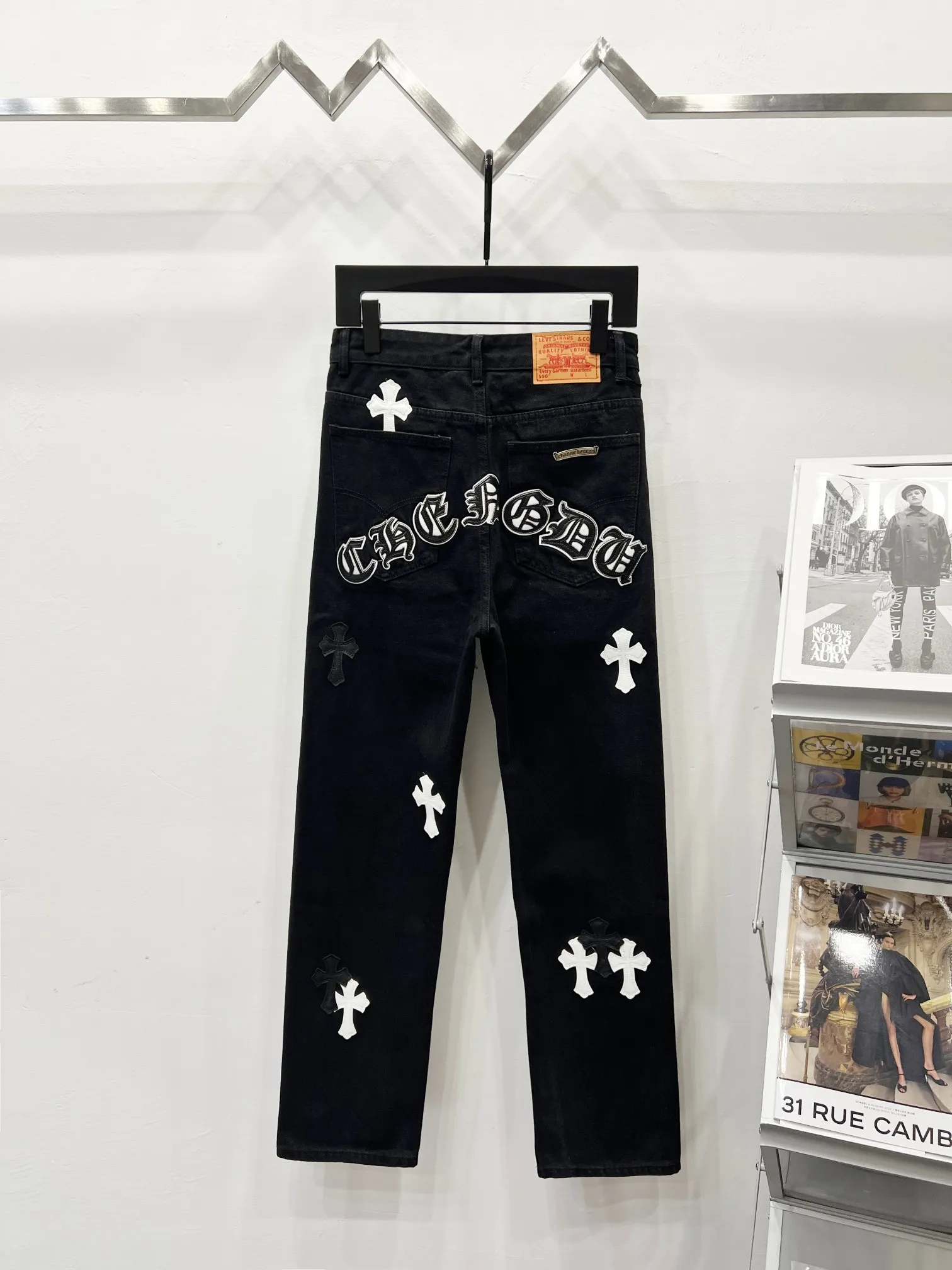 P260 Style number: (K640) Style number: (K550) Chrome Hearts & Chrome Hearts CH city limited series Sanskrit cross patch patchwork leather jeans need to be washed and then disassembled and hand-stitched with sheepskin cross skin and then spliced ​​together to complete the process. The whole process is too complicated to explain. The texture can be seen in the hand, and it looks good. The styles with different washed textures are very friendly to people with thin legs and thick legs. The straight version is very flattering to the leg shape. The moderate length is timeless and can be matched easily and casually. It is the basic styling foundation for various styles and is a must-have in the wardrobe! The fabric is stiff but also makes the upper body soft without losing texture. The washing process is even more perfect. It is a must-have item for everyone! ! ! Washed wheat, hang tag, pants label, three labels are complete, the upper body effect is particularly stiff and stylish, super stylish, same style for men and women - Color: orange and orange Size: 28 30 32 34